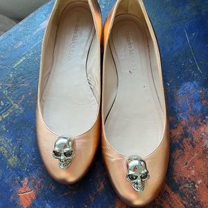 Alexander McQueen Ballet Flat. This item is in a great condition. Unique Color.